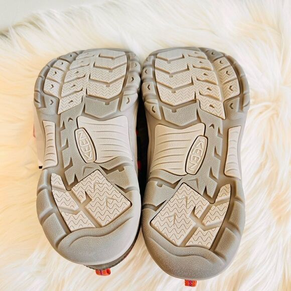 NWT KEEN Grey/Very Berry Newport Shoes! - Picture 6 of 6